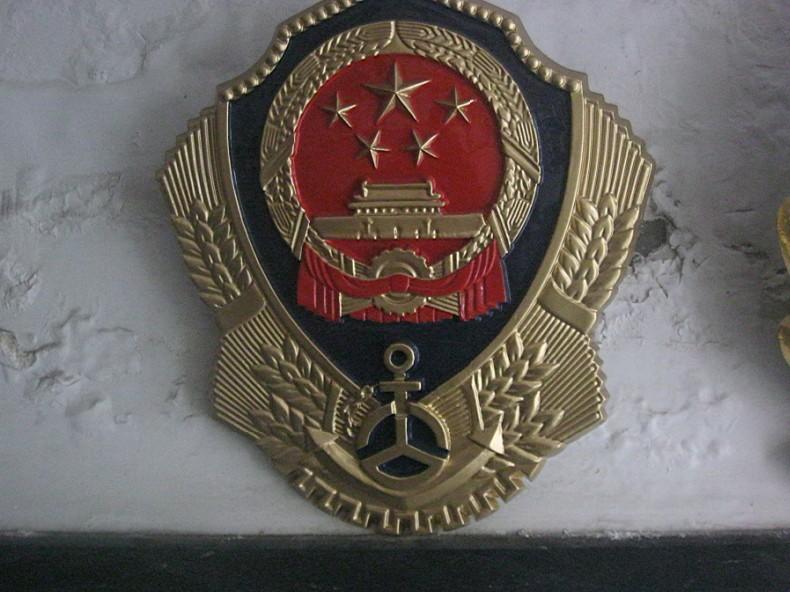 如何選擇新款警徽的材料-75